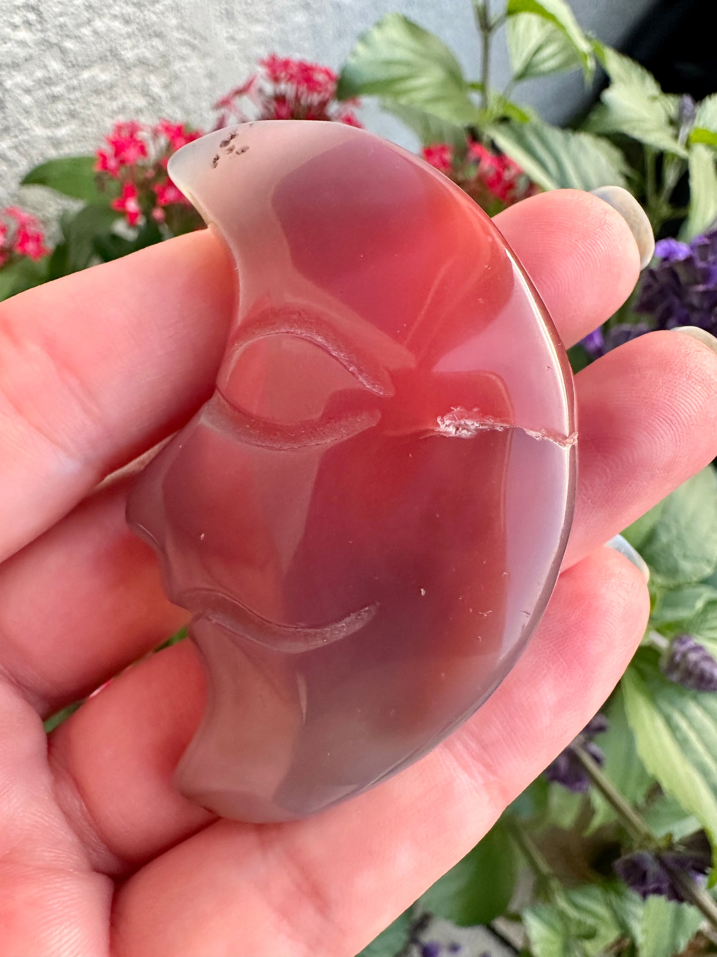 Yan Yuan Agate Moon Carving - Enchanting Gemstone for Love and Healing, Perfect for Romantic Home Decor and Spiritual Enrichment, Ideal for Moon Lovers