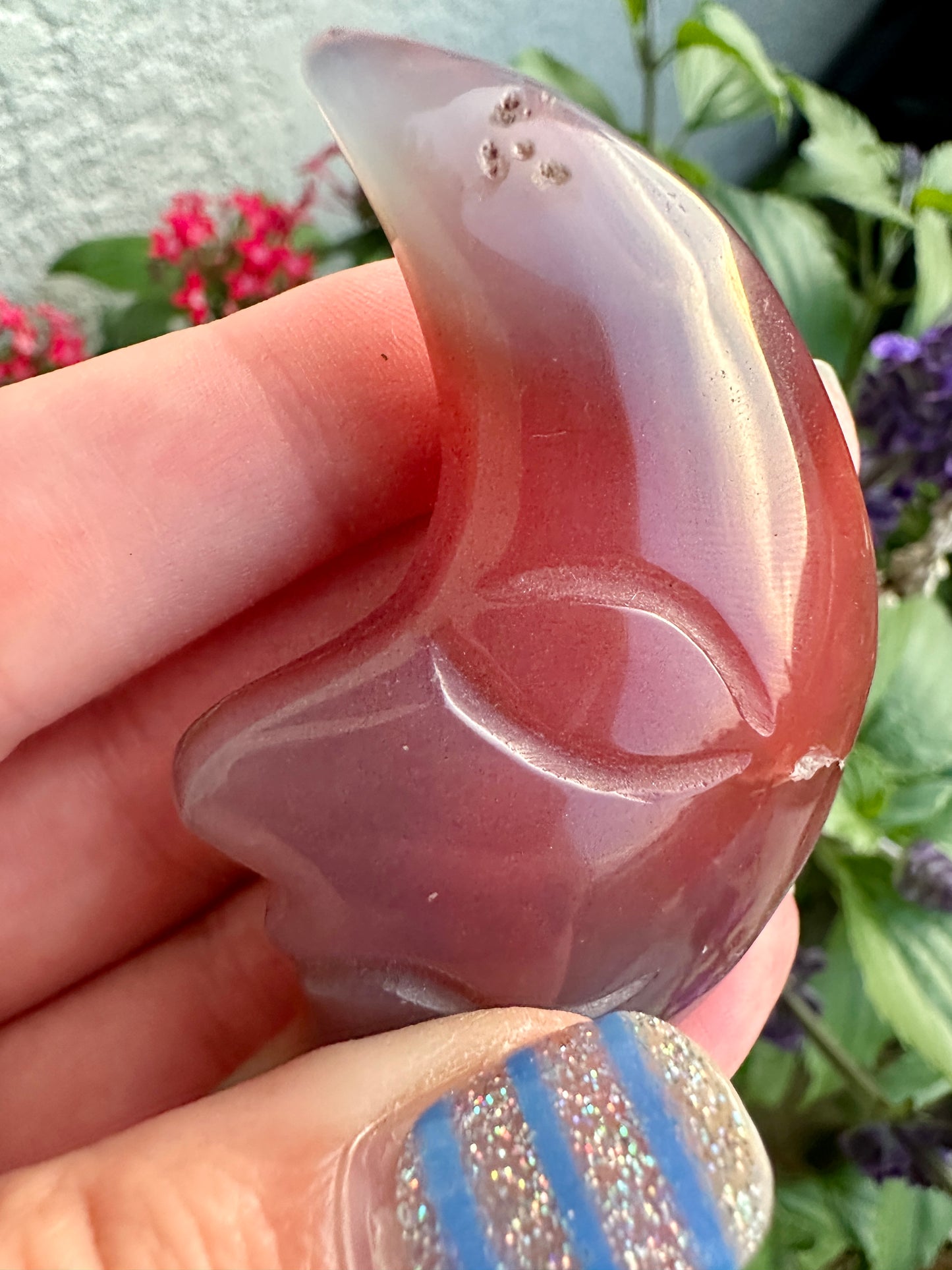 Yan Yuan Agate Moon Carving - Enchanting Gemstone for Love and Healing, Perfect for Romantic Home Decor and Spiritual Enrichment, Ideal for Moon Lovers