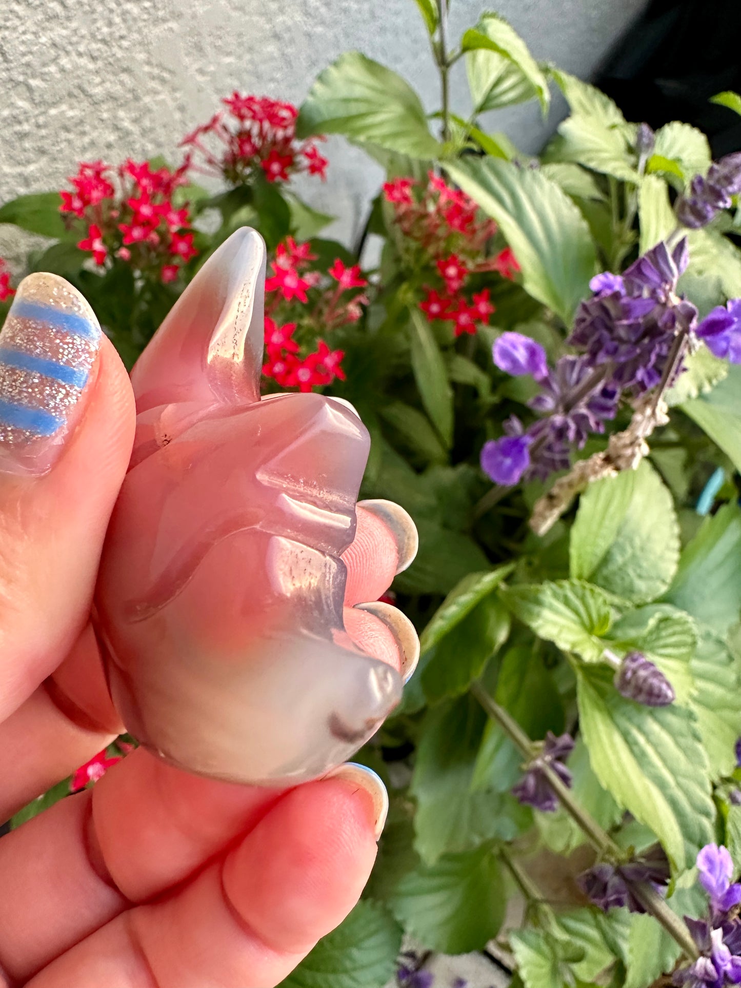 Yan Yuan Agate Moon Carving - Enchanting Gemstone for Love and Healing, Perfect for Romantic Home Decor and Spiritual Enrichment, Ideal for Moon Lovers
