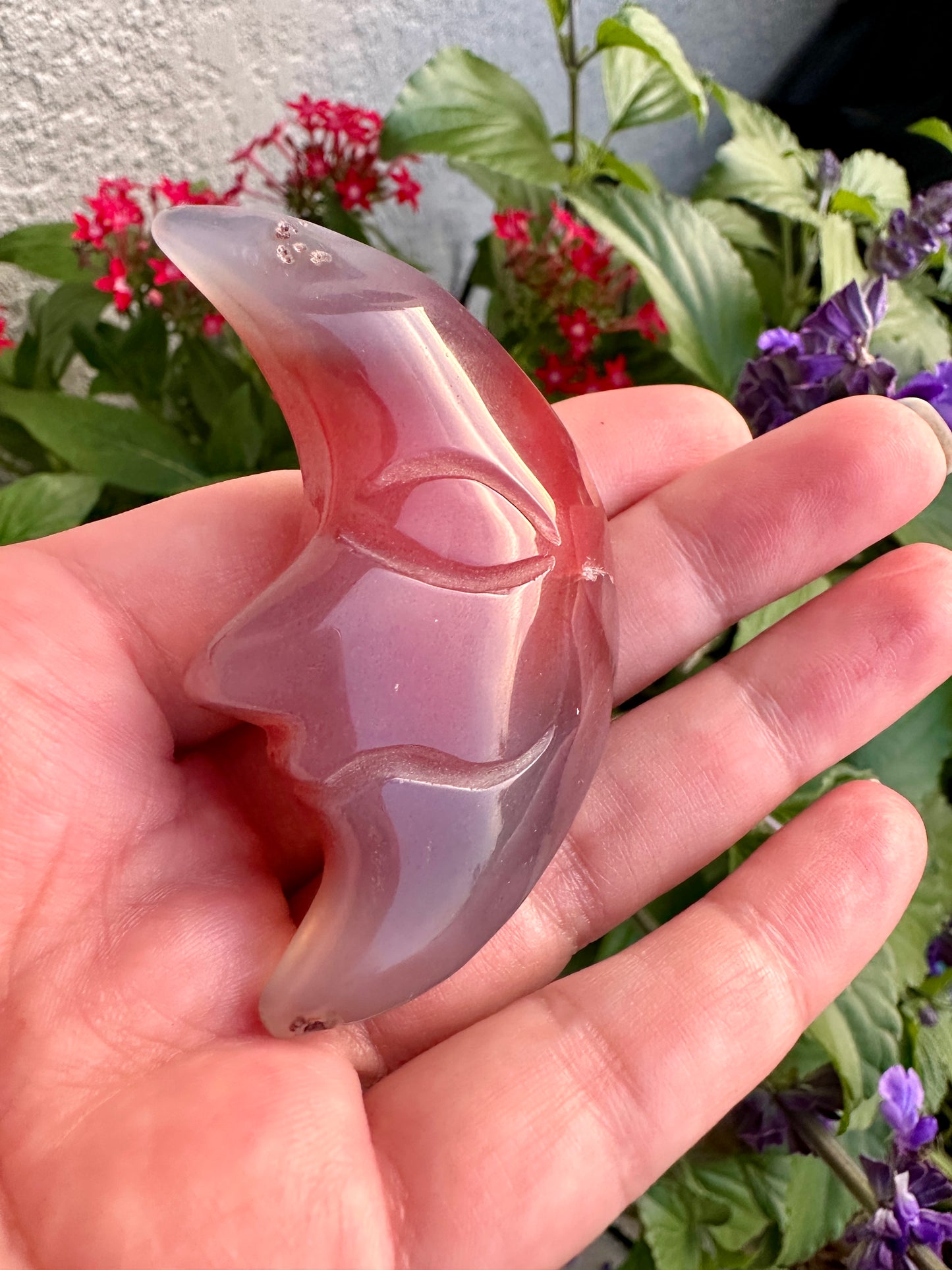 Yan Yuan Agate Moon Carving - Enchanting Gemstone for Love and Healing, Perfect for Romantic Home Decor and Spiritual Enrichment, Ideal for Moon Lovers