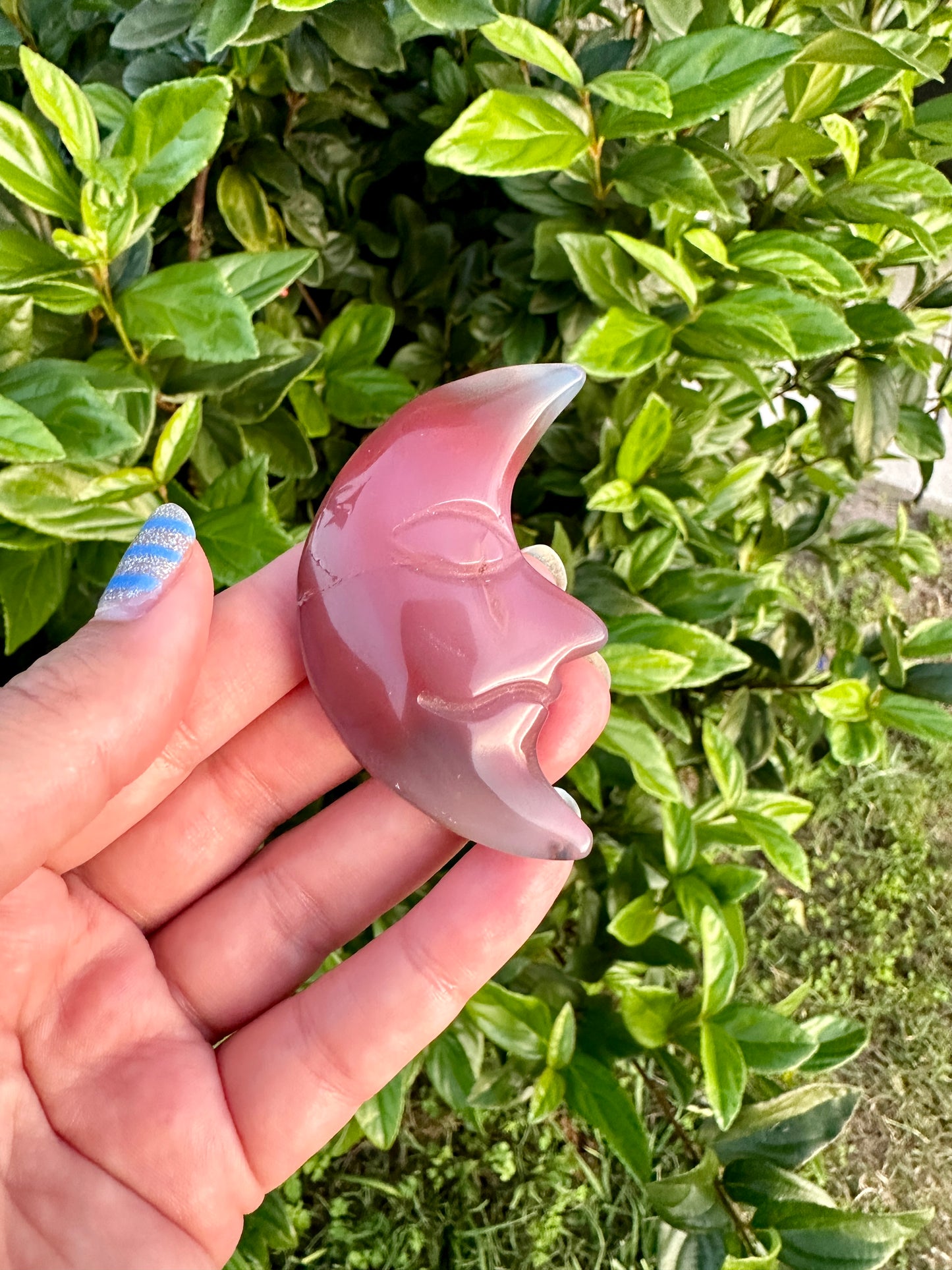 Yan Yuan Agate Moon Carving - Enchanting Gemstone for Love and Healing, Perfect for Romantic Home Decor and Spiritual Enrichment, Ideal for Moon Lovers