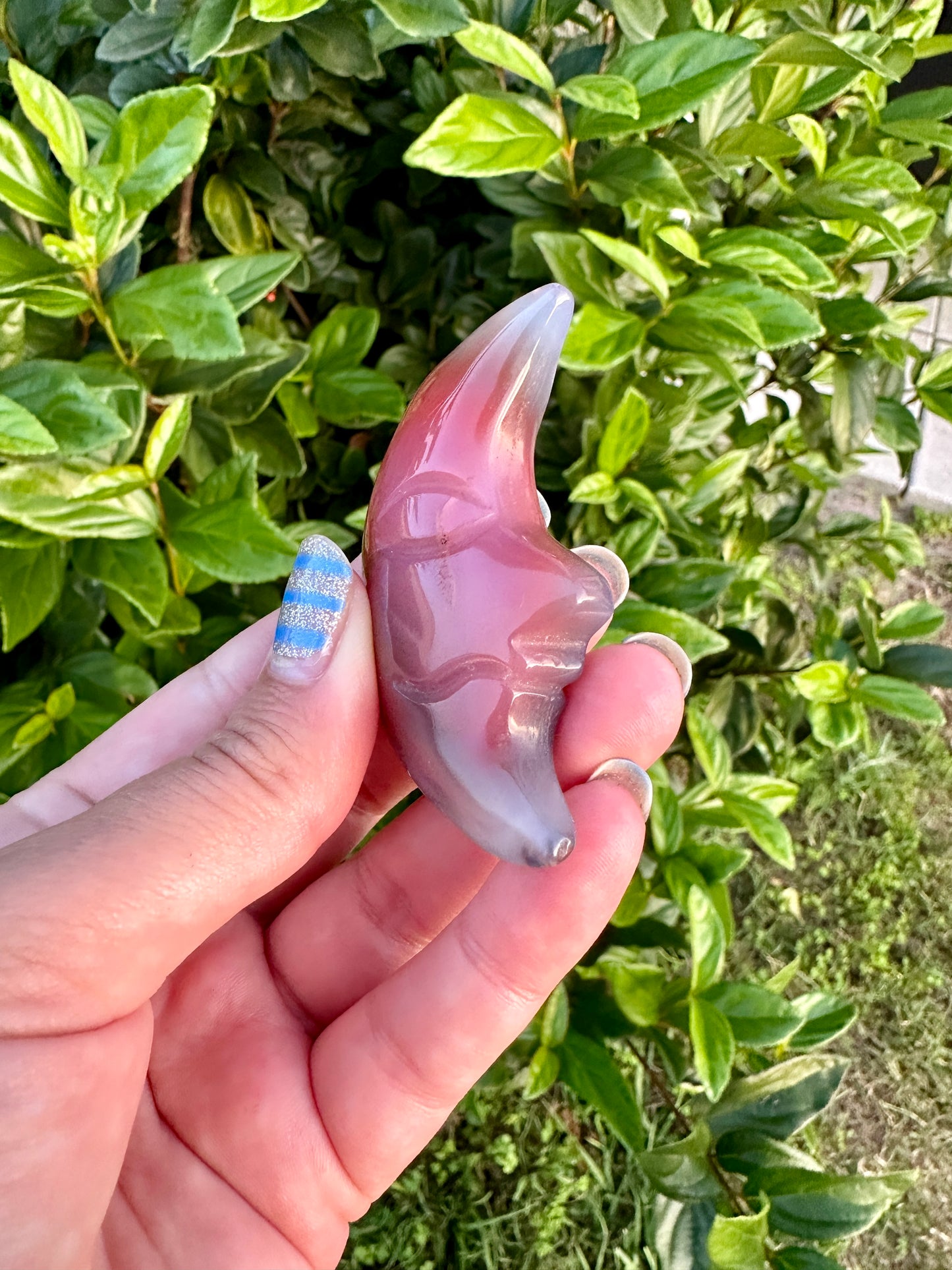 Yan Yuan Agate Moon Carving - Enchanting Gemstone for Love and Healing, Perfect for Romantic Home Decor and Spiritual Enrichment, Ideal for Moon Lovers