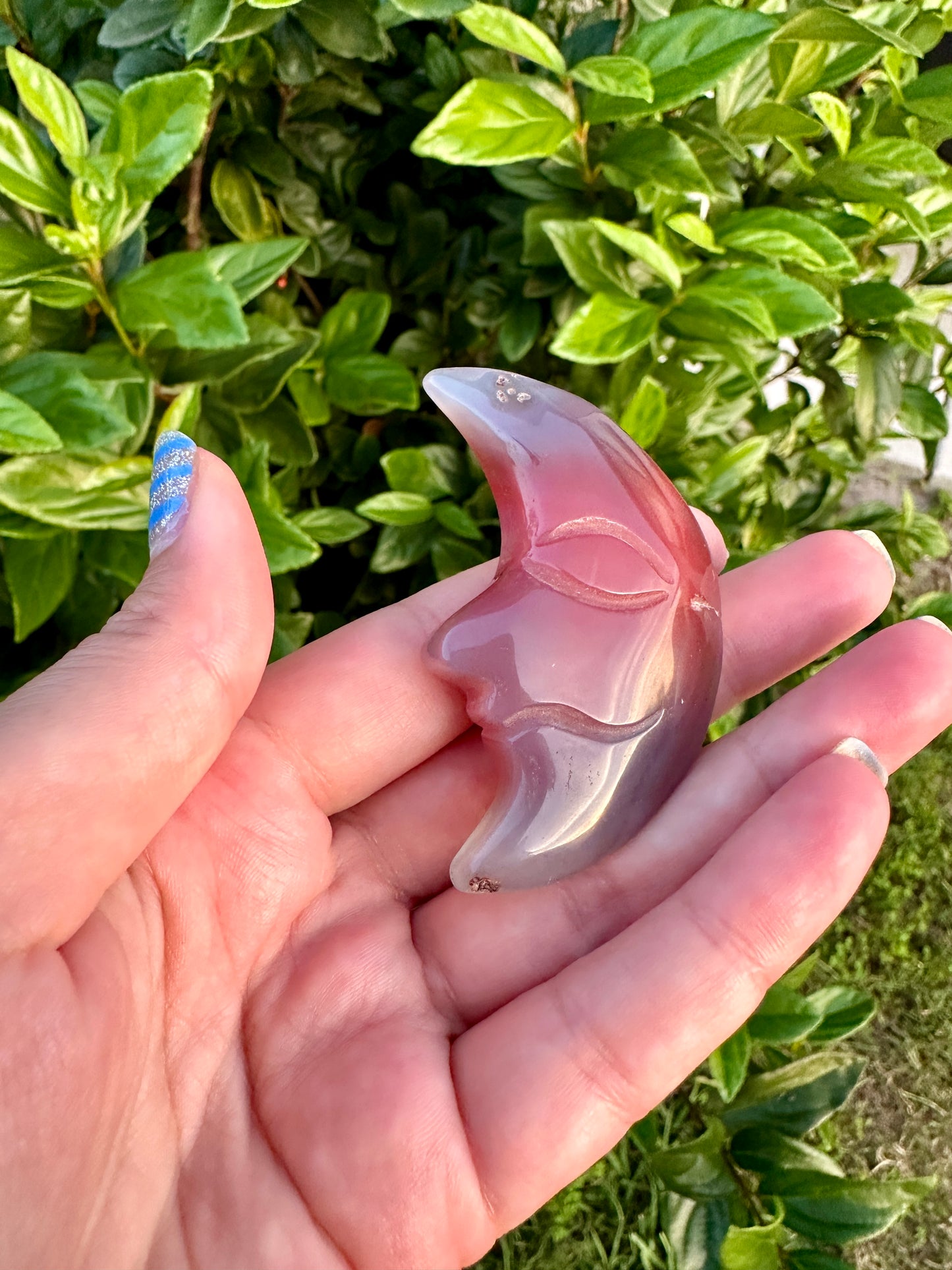 Yan Yuan Agate Moon Carving - Enchanting Gemstone for Love and Healing, Perfect for Romantic Home Decor and Spiritual Enrichment, Ideal for Moon Lovers