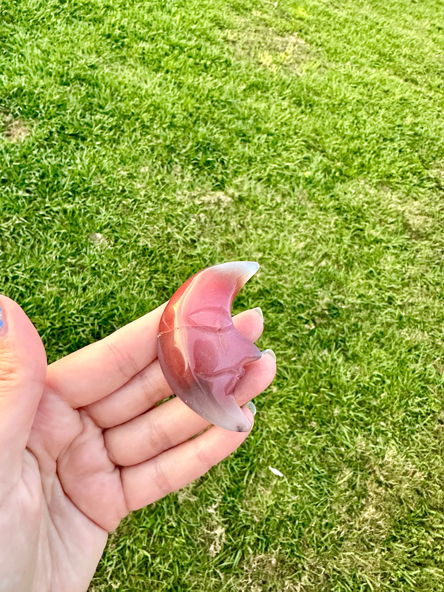 Yan Yuan Agate Moon Carving - Enchanting Gemstone for Love and Healing, Perfect for Romantic Home Decor and Spiritual Enrichment, Ideal for Moon Lovers