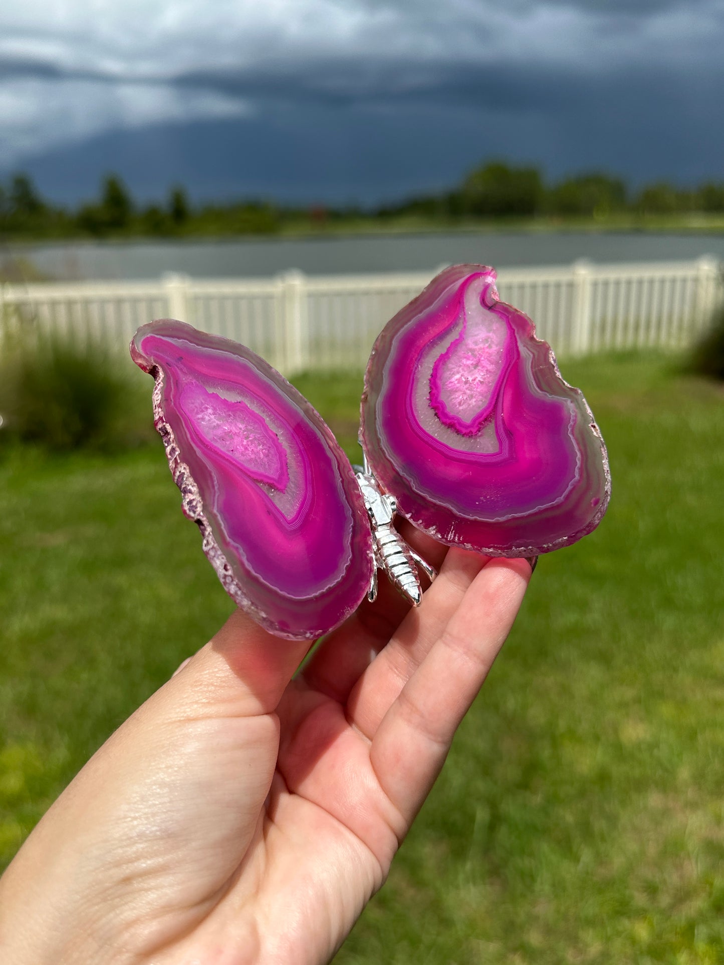 Stunning Agate Butterfly Figurine - A Symbol of Transformation and Natural Beauty for Home or Office Decor