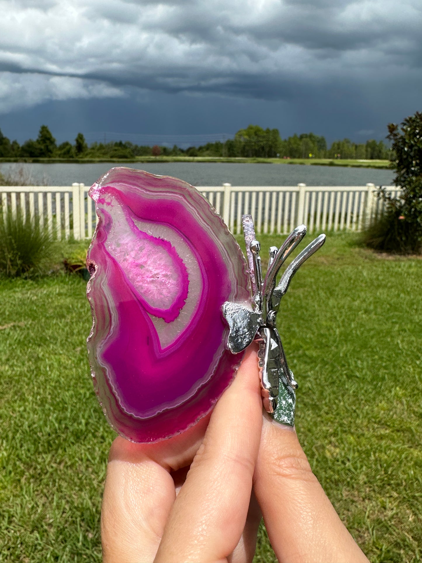 Stunning Agate Butterfly Figurine - A Symbol of Transformation and Natural Beauty for Home or Office Decor