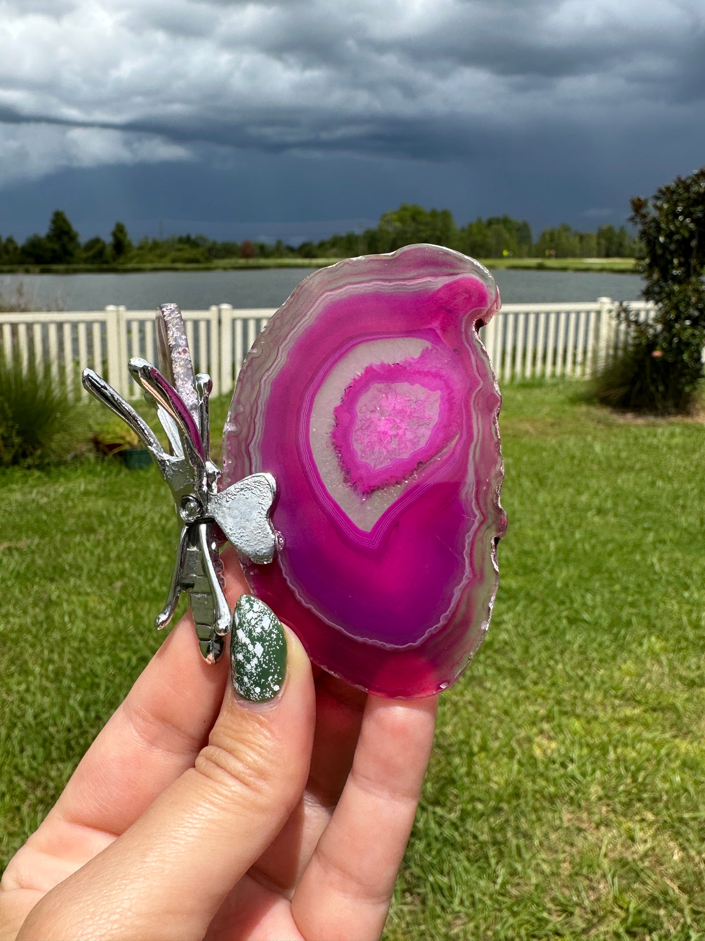 Stunning Agate Butterfly Figurine - A Symbol of Transformation and Natural Beauty for Home or Office Decor