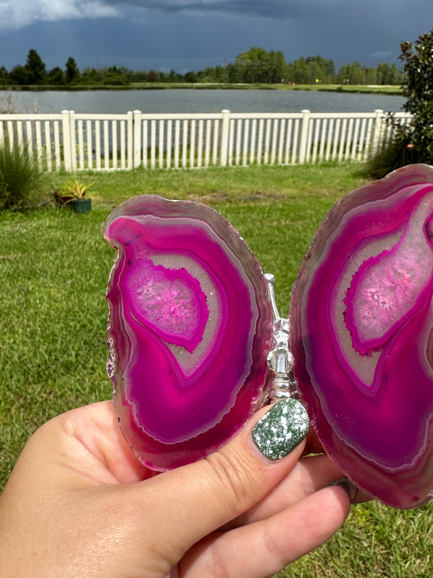 Stunning Agate Butterfly Figurine - A Symbol of Transformation and Natural Beauty for Home or Office Decor