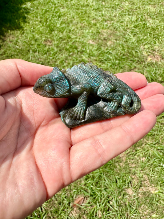 Labradorite Chameleon Figurine, Unique Crystal Animal Sculpture, Healing Labradorite Decor, Spiritual Gift for Crystal Lovers