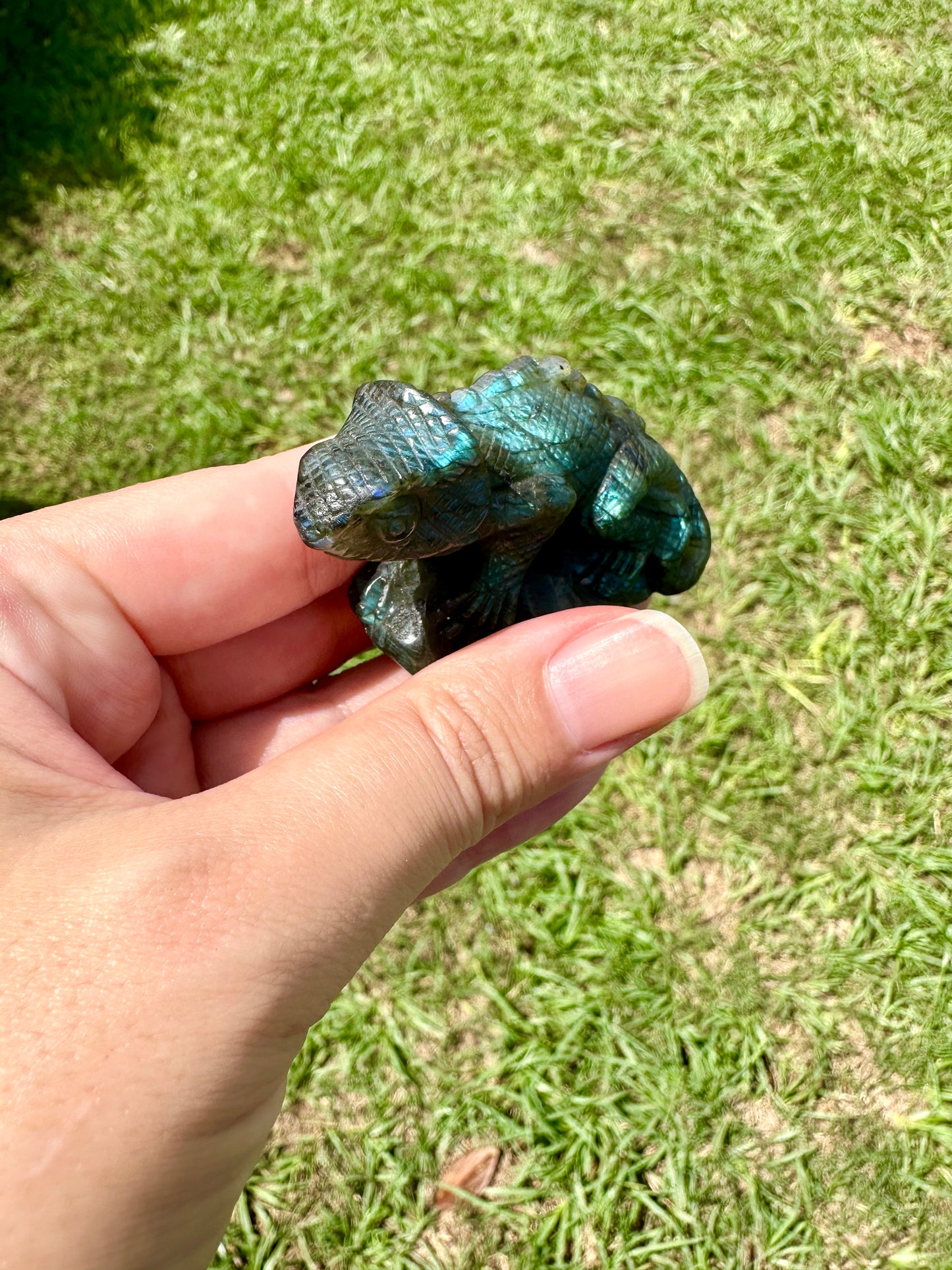 Labradorite Chameleon Figurine, Unique Crystal Animal Sculpture, Healing Labradorite Decor, Spiritual Gift for Crystal Lovers