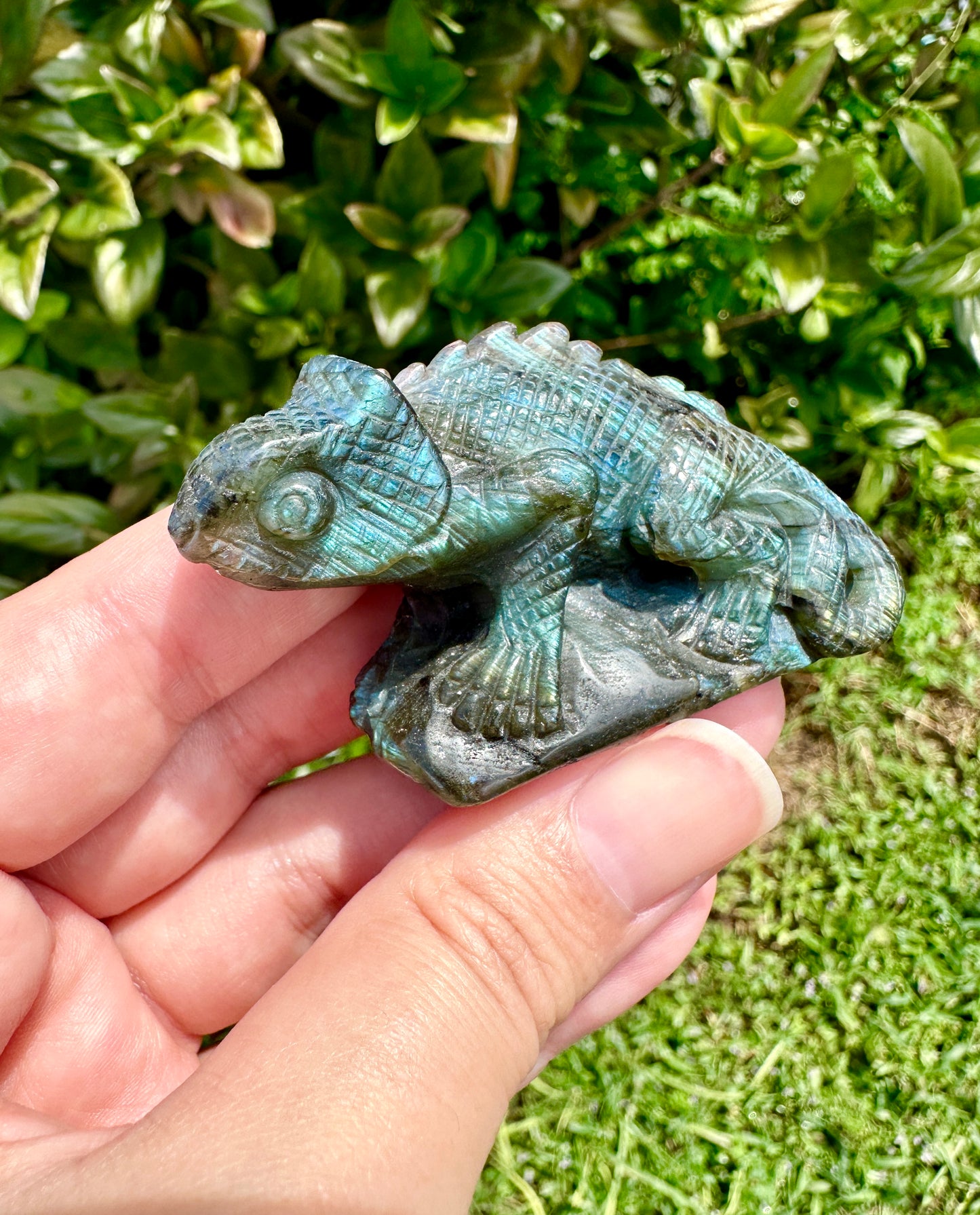 Labradorite Chameleon Figurine, Unique Crystal Animal Sculpture, Healing Labradorite Decor, Spiritual Gift for Crystal Lovers