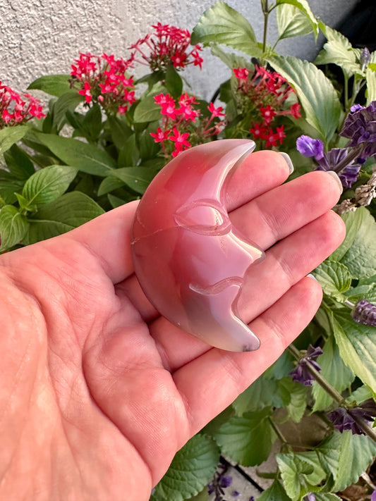 Yan Yuan Agate Moon Carving - Enchanting Gemstone for Love and Healing, Perfect for Romantic Home Decor and Spiritual Enrichment, Ideal for Moon Lovers