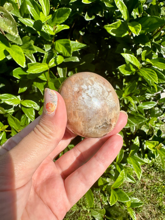 Peach Moonstone Palm Stone: Enhance Your Meditation and Emotional Balance with This Natural Healing Gem