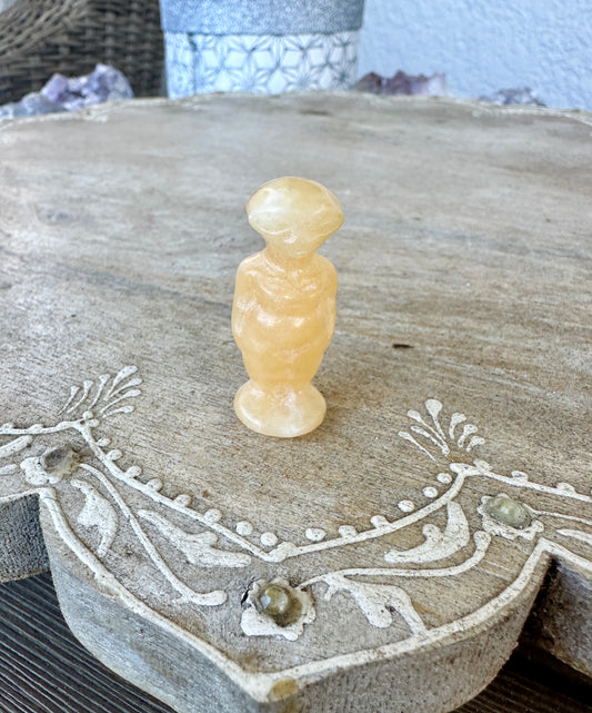 Yellow Calcite Alien Carving: Unique Handcrafted Extraterrestrial Figurine, Ideal for Sci-Fi Fans and Collectors of Novelty Crystal Decor