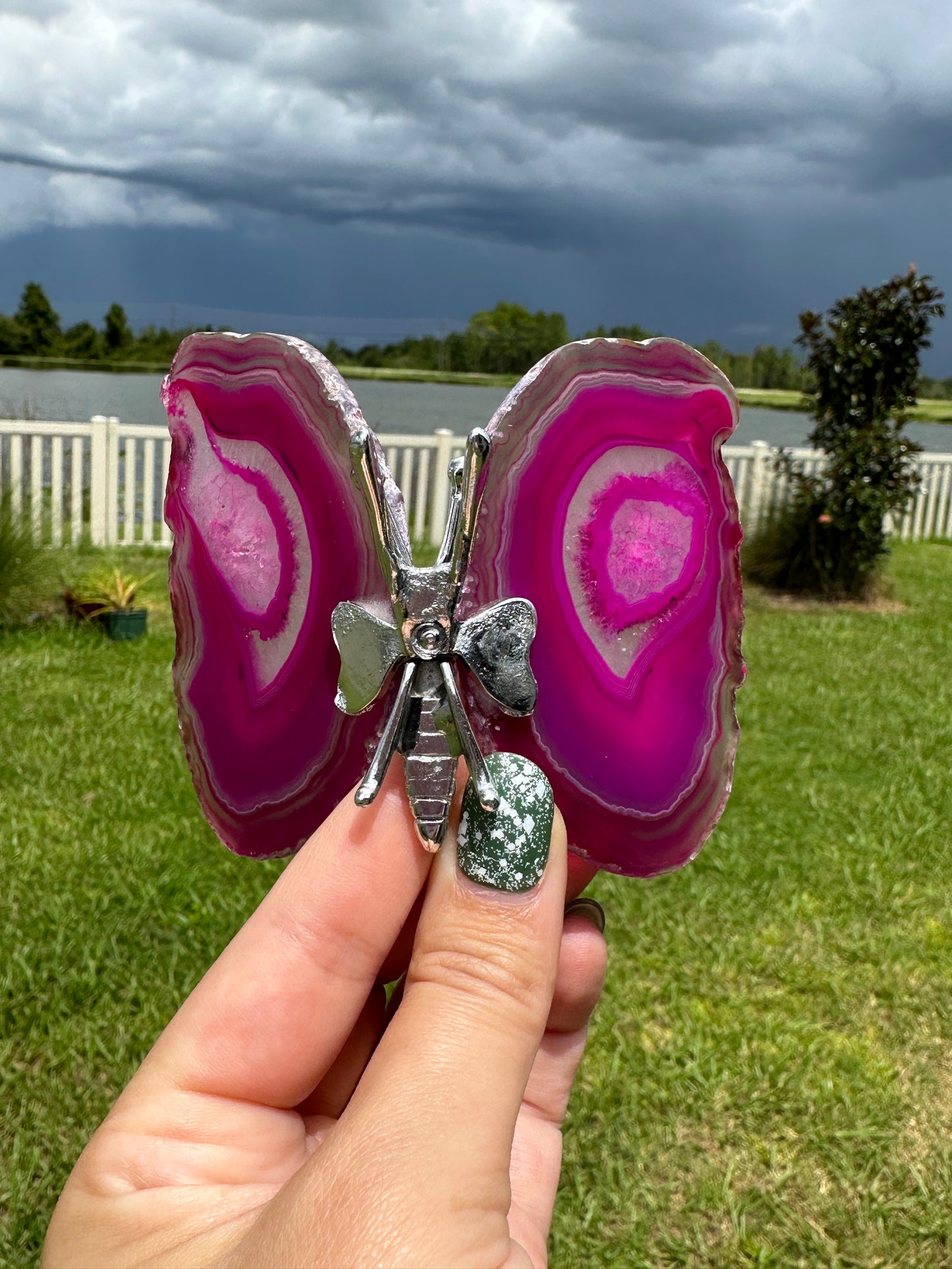 Stunning Agate Butterfly Figurine - A Symbol of Transformation and Natural Beauty for Home or Office Decor
