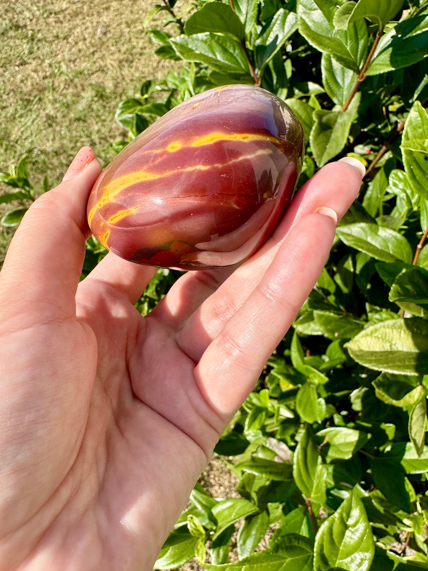 Vibrant Mookaite Palm Stone: Energizing Earth Tones, Perfect for Healing and Meditation, Smooth Comfort Fit