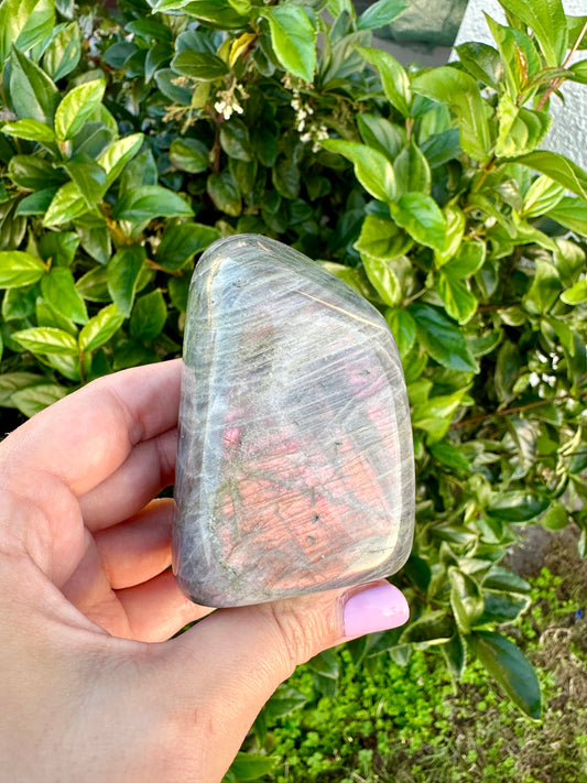 Labradorite Freeform - Captivating Natural Gemstone for Collectors and Creatives, Perfect for Home Decor and Spiritual Enhancement