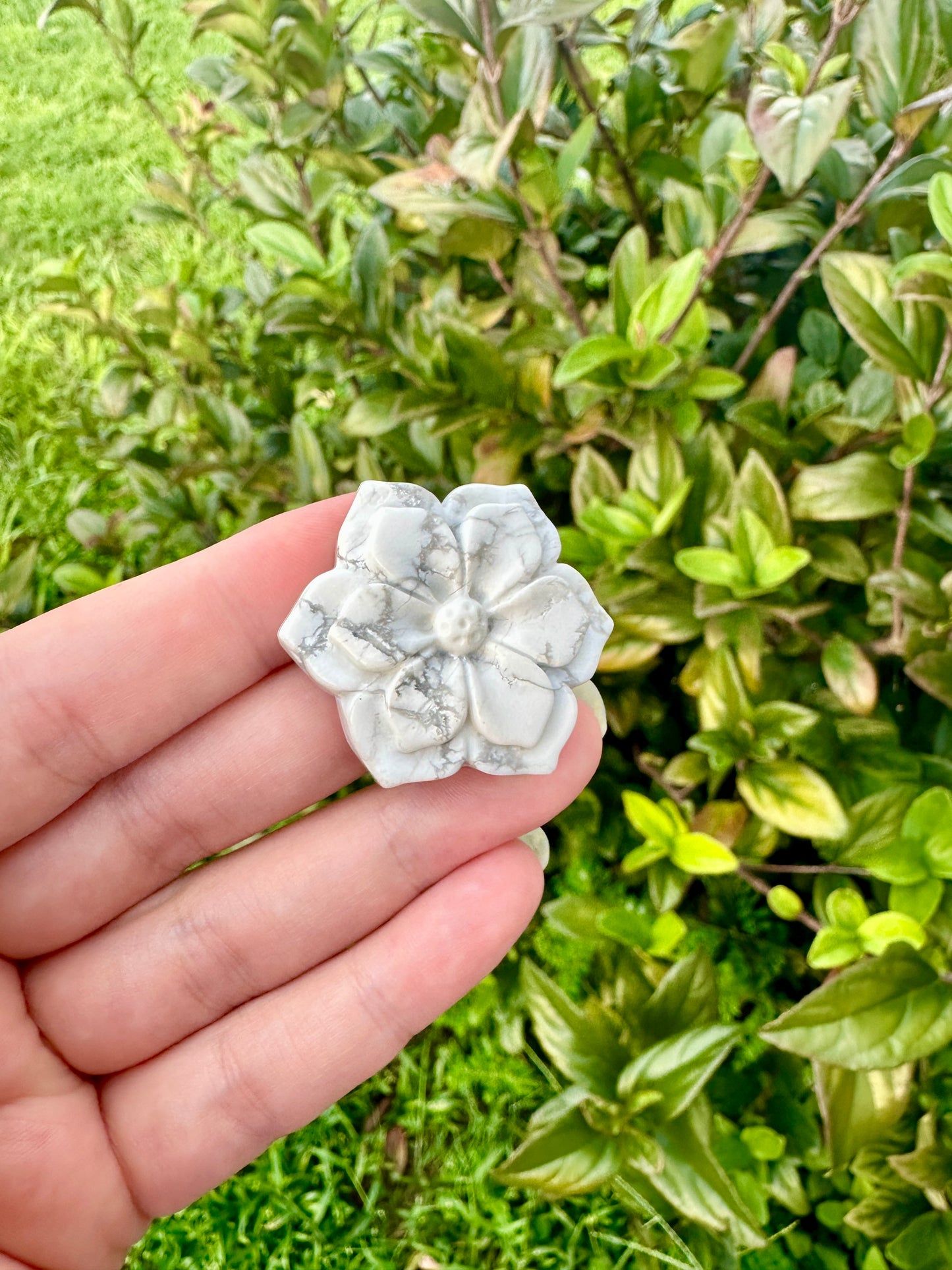 Howlite Flower Carving, Handcrafted Howlite Crystal Flower, Healing Howlite Flower Sculpture, White Howlite Crystal Decor, Calming Energy Gemstone Carving