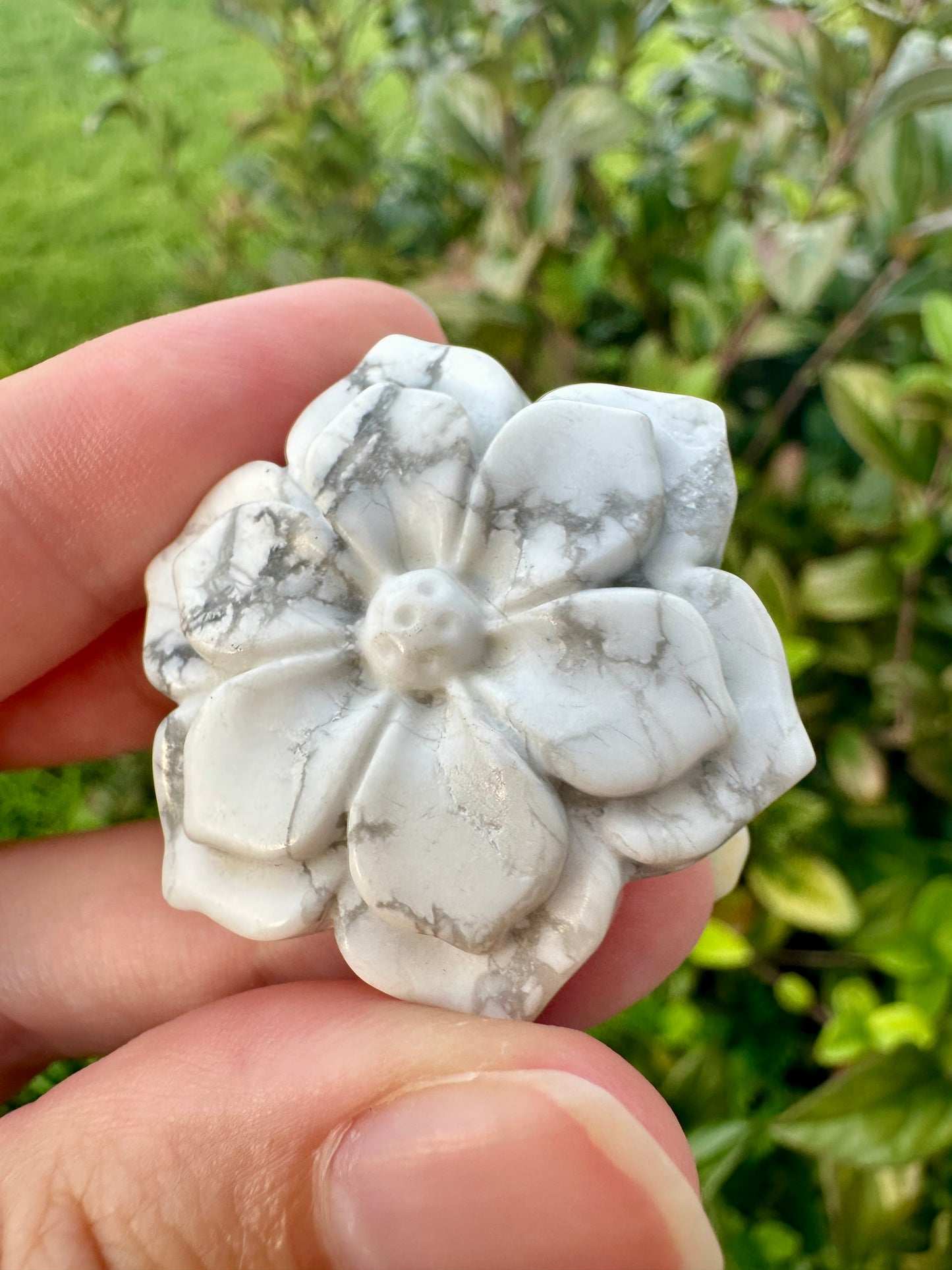 Howlite Flower Carving, Handcrafted Howlite Crystal Flower, Healing Howlite Flower Sculpture, White Howlite Crystal Decor, Calming Energy Gemstone Carving