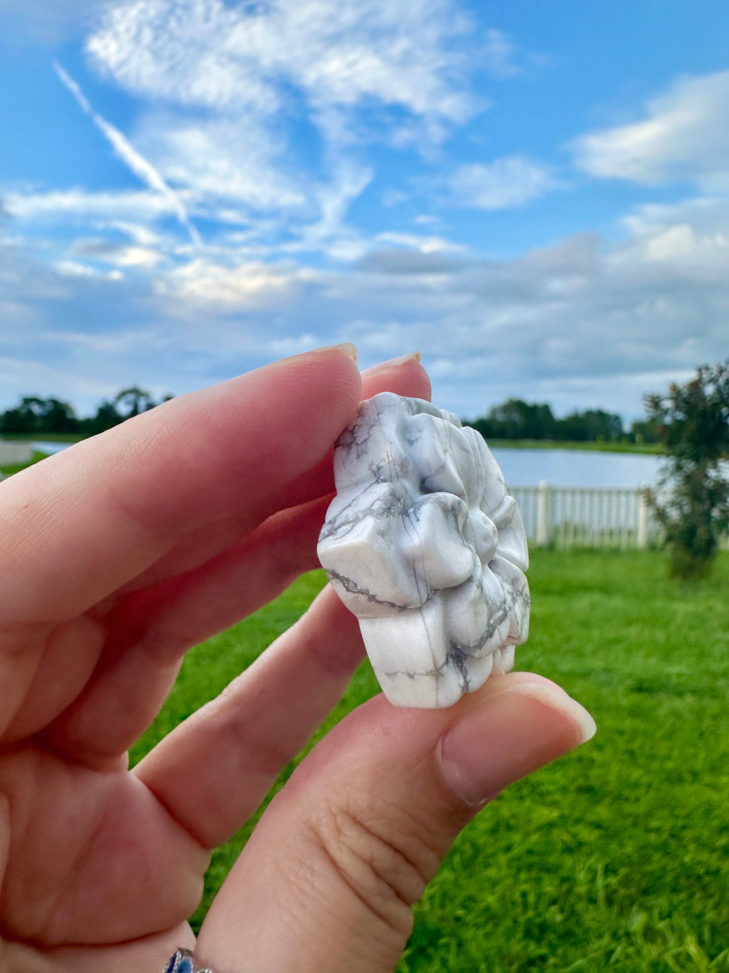 Howlite Flower Carving, Handcrafted Howlite Crystal Flower, Healing Howlite Flower Sculpture, White Howlite Crystal Decor, Calming Energy Gemstone Carving